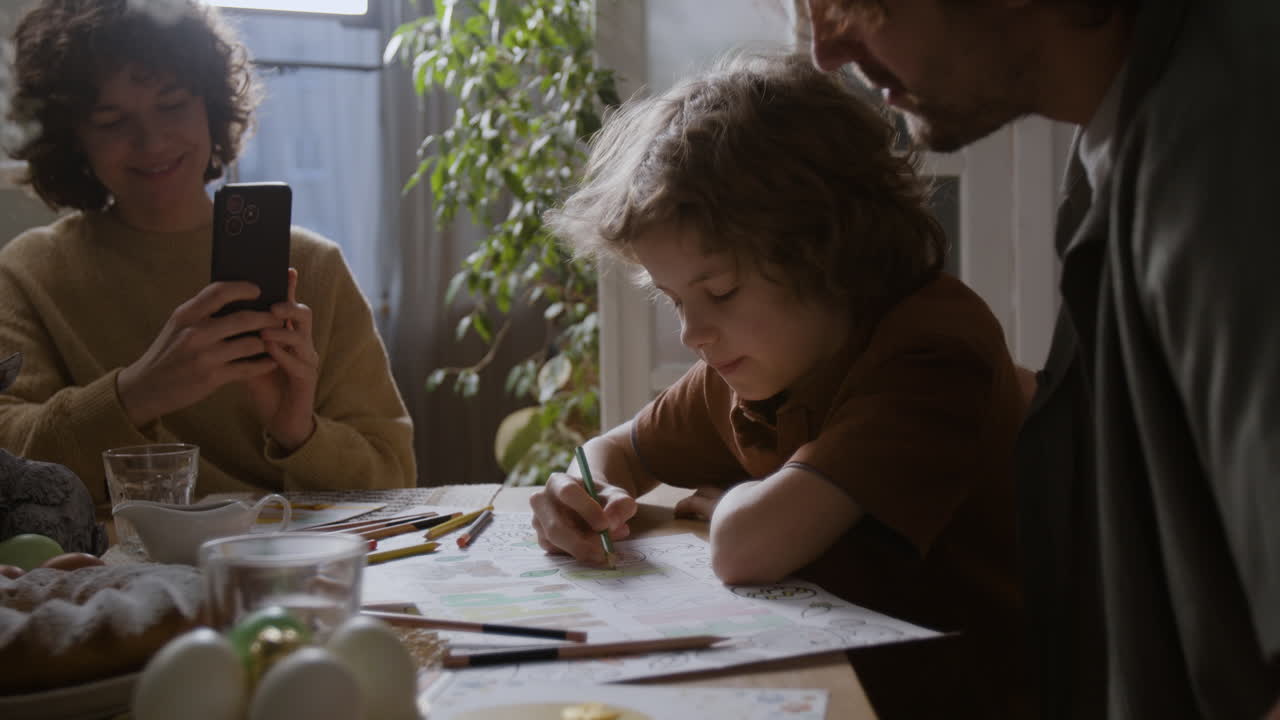 부활절 저녁 식사를 축하하는 가족