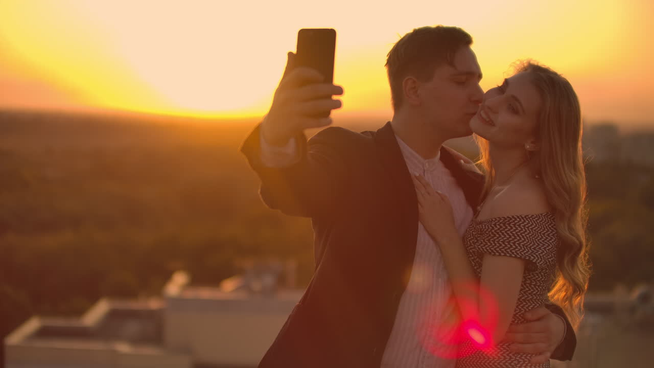 dos amantes un hombre y una mujer se ríen y toman una foto selfie en el teléfono. slow motion selfie verano juntos.