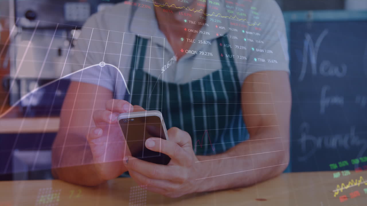animación de múltiples gráficos y tablero de negociación sobre barista caucásico masculino usando teléfono celular en cafés