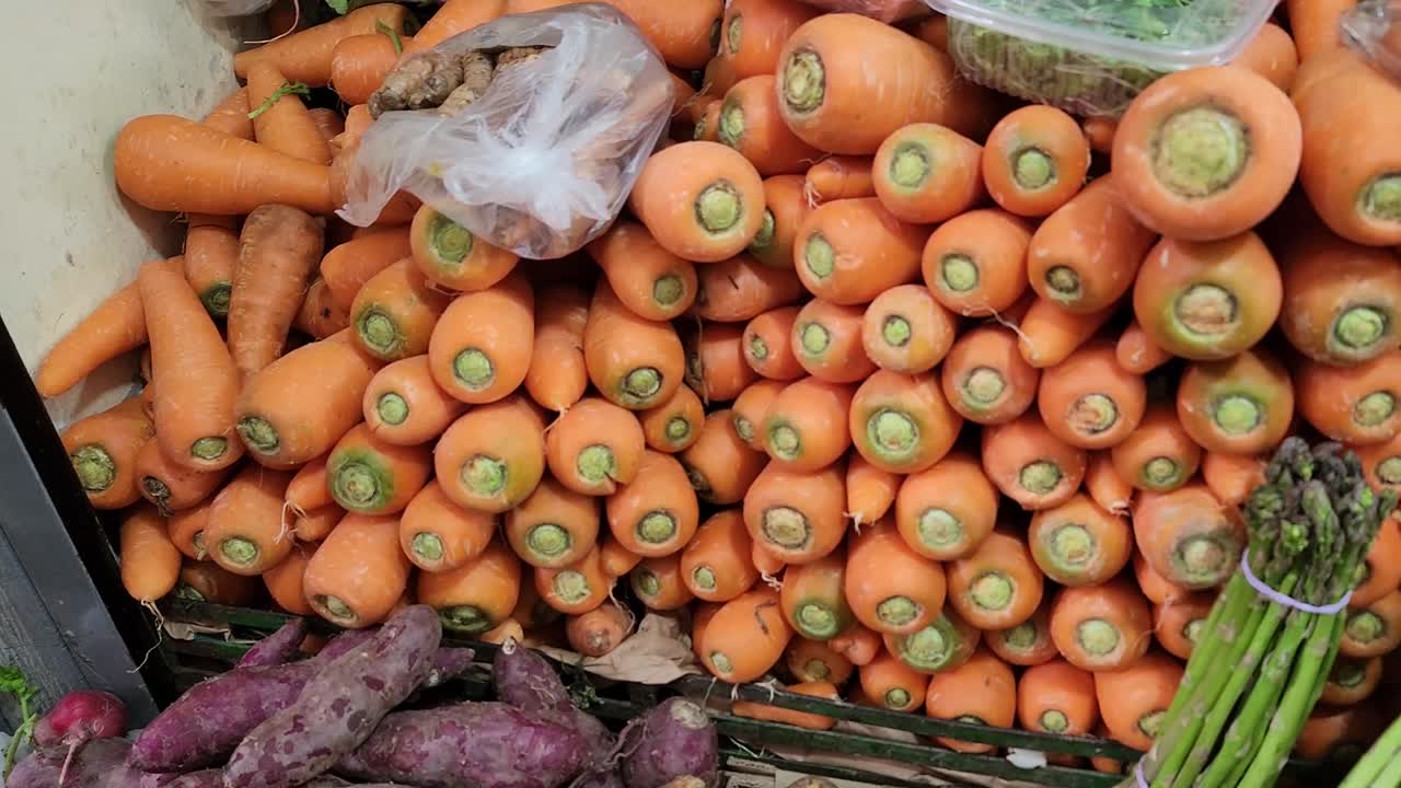 video de muchas zanahorias en un mercado de alimentos