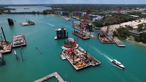 barcaza de construcción en la entrada de florida