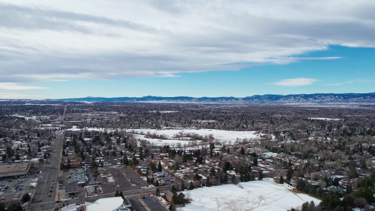vista aérea de drones de denver, suburbio de colorado, parques y casas de greenwood village