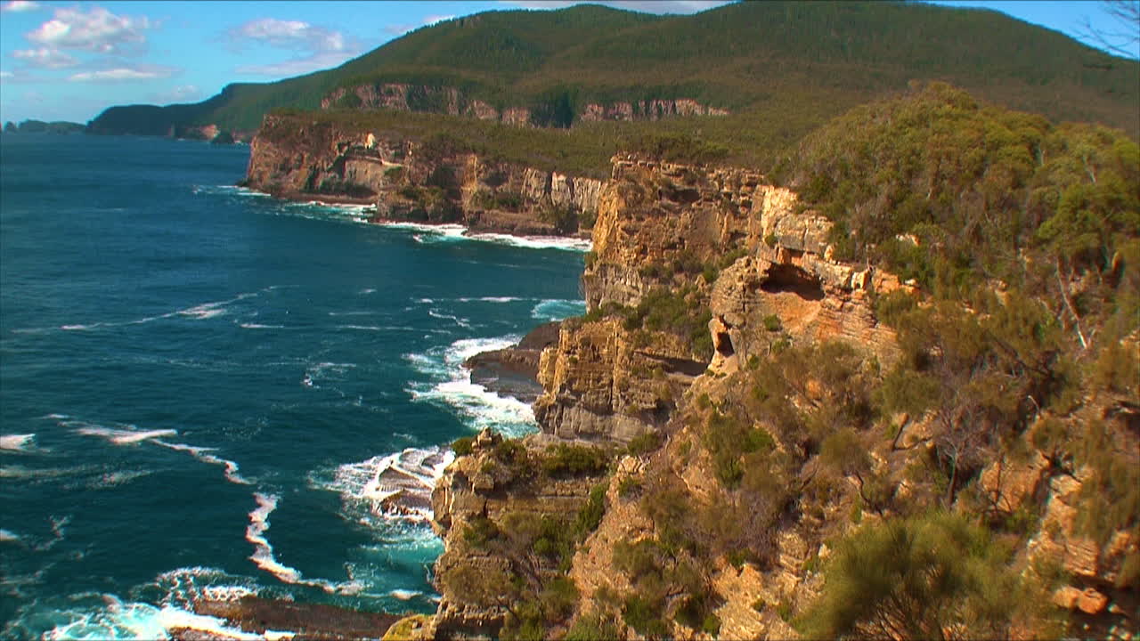호주 태즈메이니아의 해안 퇴적 절벽에서 축소