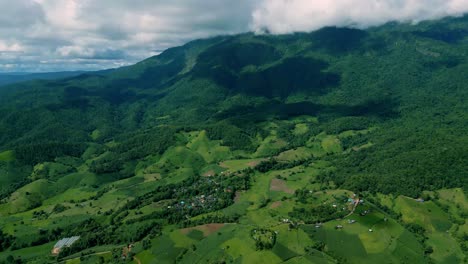 4k naturaleza cinematográfica imágenes aéreas de drones de las hermosas montañas y campos de arroz de ban pa pong piang en doi ithanon junto a chiang mai, tailandia en un día soleado