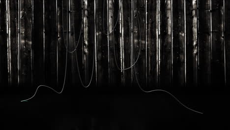 animación de cables eléctricos con rastros de luz eléctrica sobre fondo negro