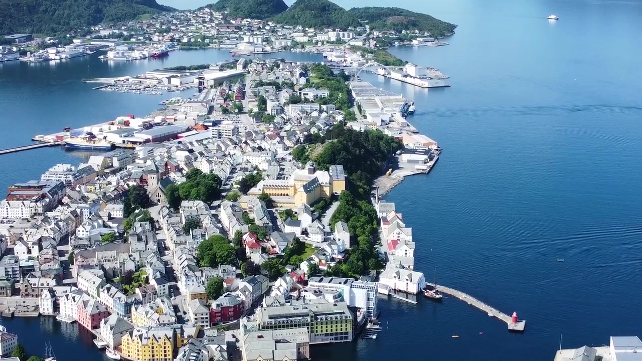 ノルウェーのフィヨルドの島都市オーレスン、空撮ドローンビュー。
