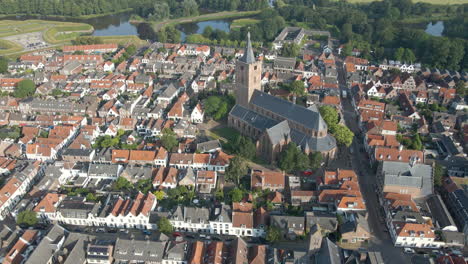 Drone-Volando-Lejos-De-La-Hermosa-Iglesia-Grande-En-El-Centro-De-La-Ciudad-De-Naarden,-Una-Antigua-Ciudad-Fortaleza-En-Los-Países-Bajos