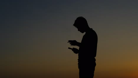 hombre usando teléfono móvil