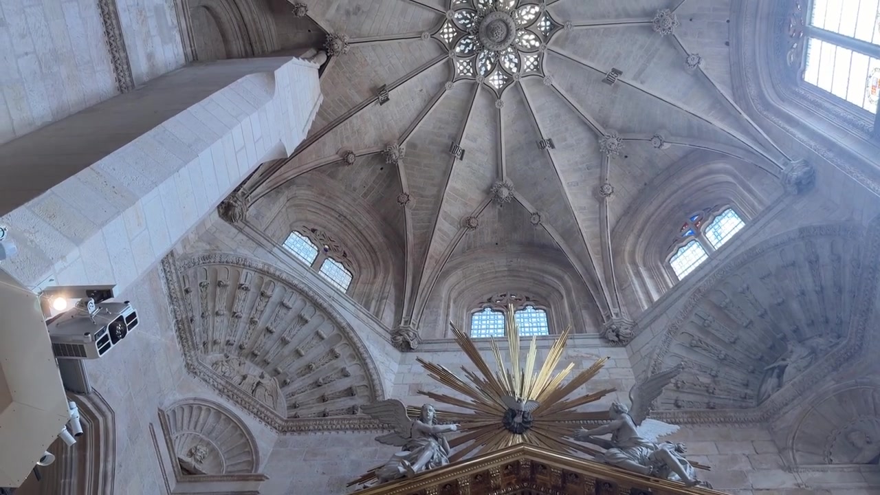 Altare ornato e cupola della Cattedrale di Burgos