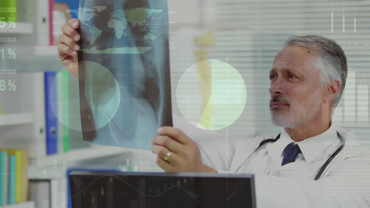 animación del procesamiento de datos estadísticos sobre un médico caucásico examinando radiografías en el hospital