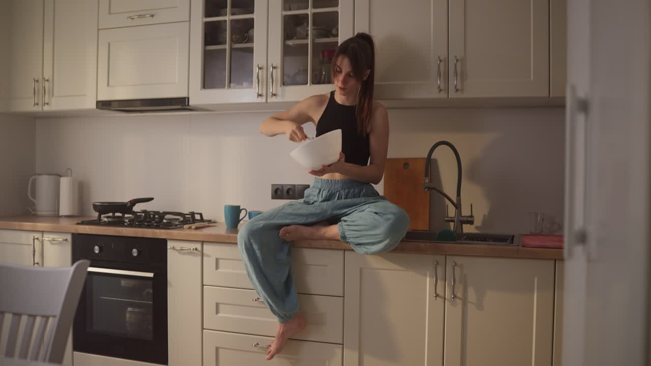 Donna che prepara il cibo nella sua cucina