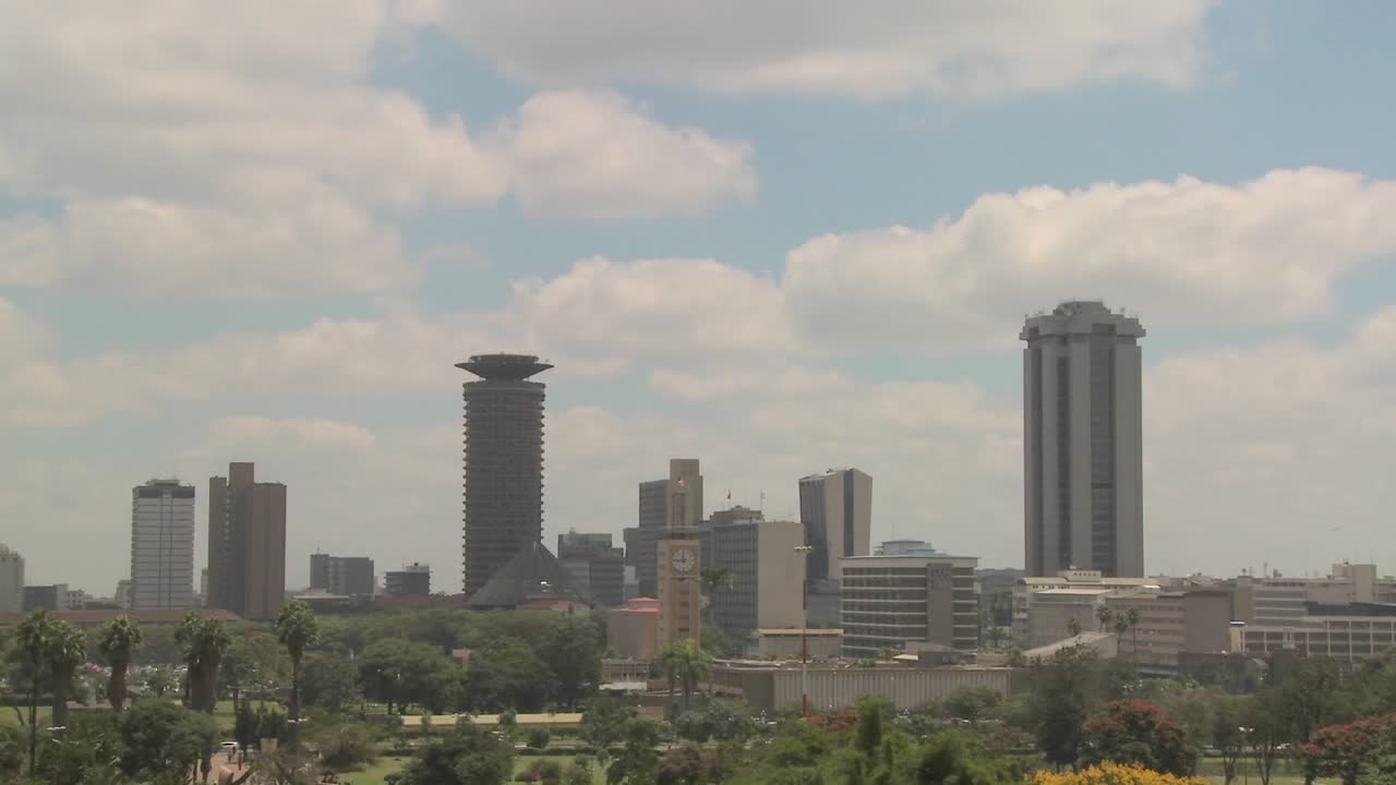 buena foto de lapso de tiempo de las nubes sobre la ciudad de nairobi, kenia