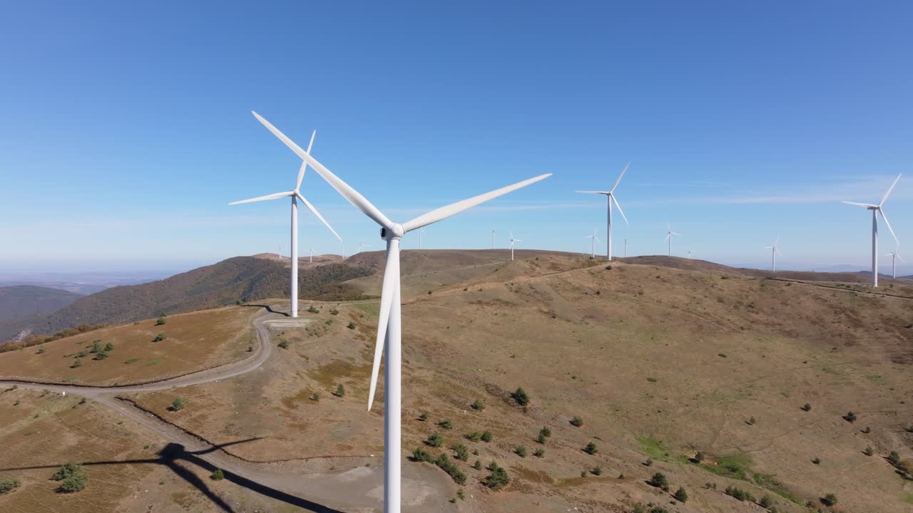 Parco eolico si estende sulle montagne in pieno giorno, Bulgaria