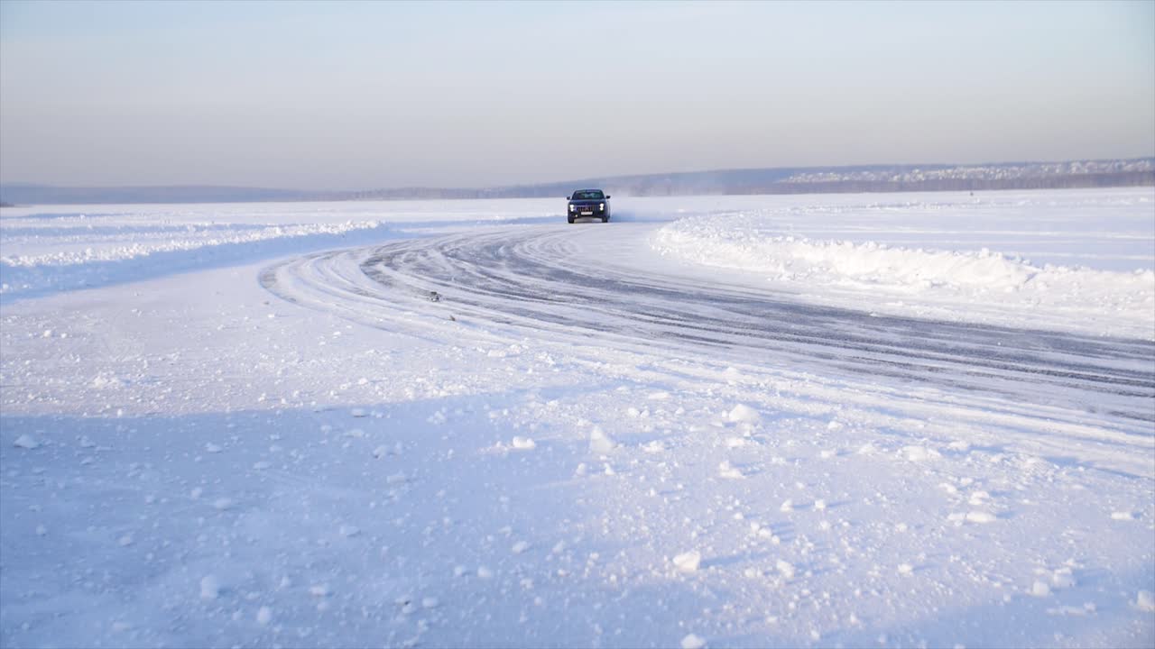 겨울에 눈 인 얼음 트랙에서 자동차를 운전