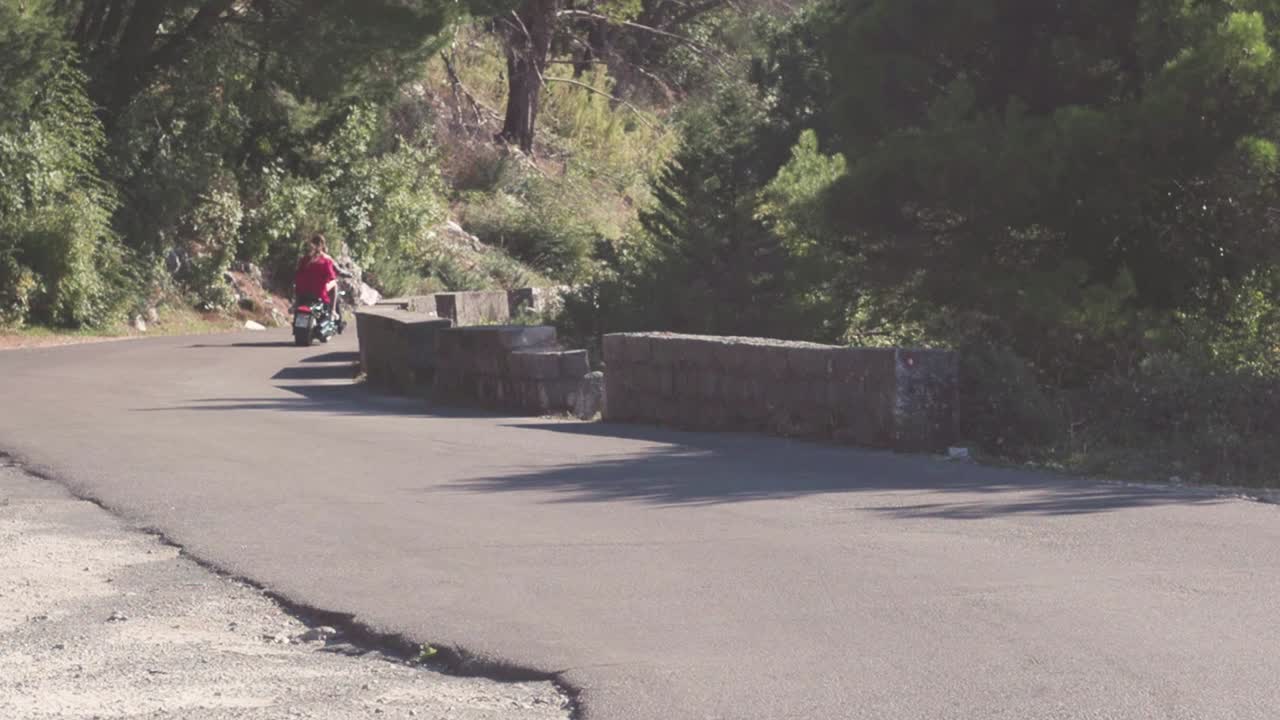 산길 에서 오토바이 를 타고 있는 여자