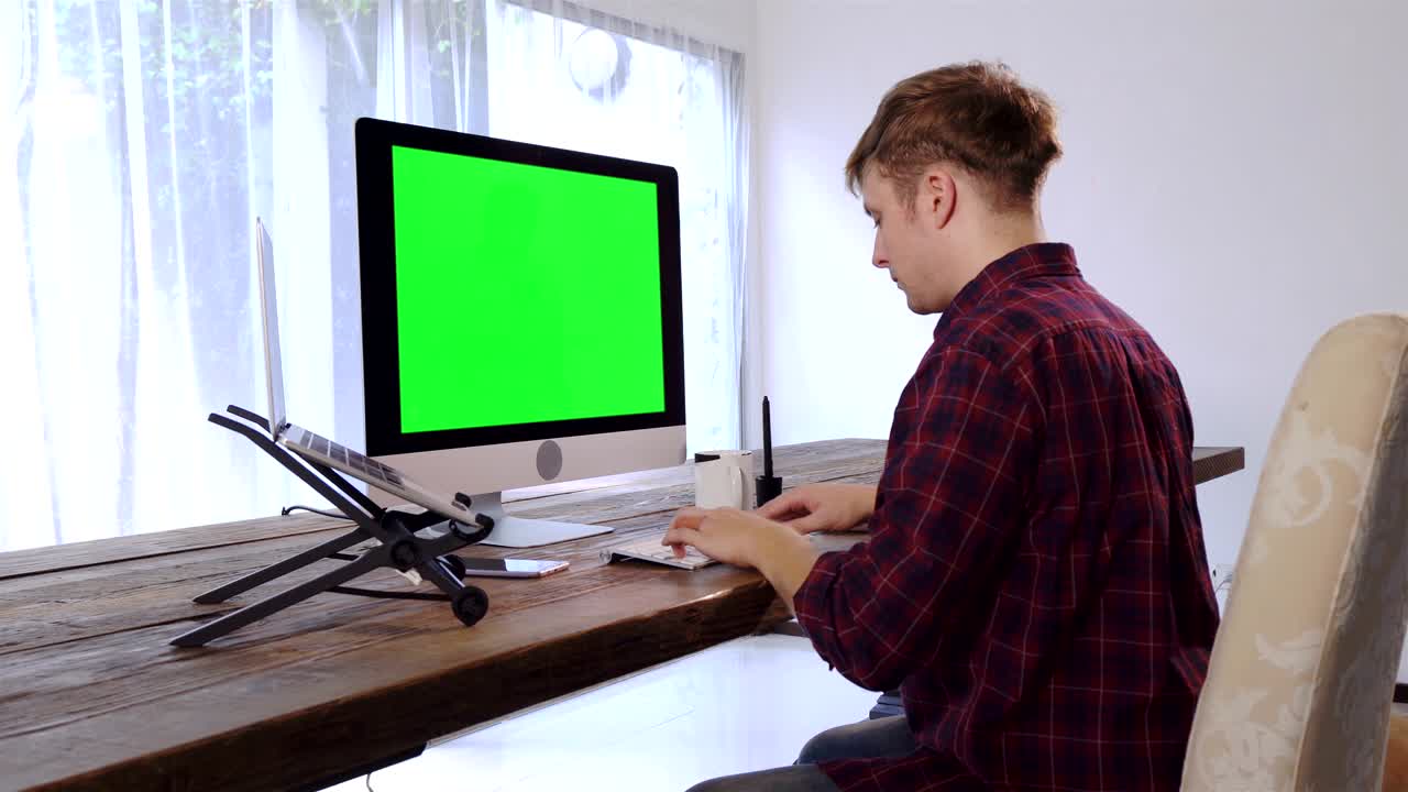 가정 사무실에서 일하는 백인 프리랜서