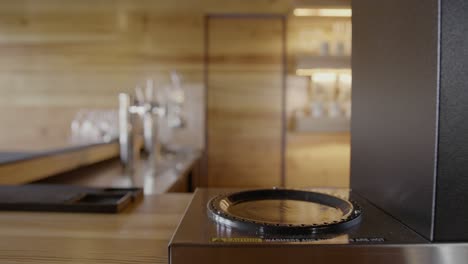una taza de café se coloca en un quemador