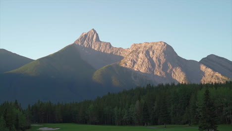 Picos-De-Montaña-En-Campo-De-Golf-Verde-En-Las-Montañas-Rocosas-De-Banff-Y-Kananaskis-De-Alberta,-Canadá