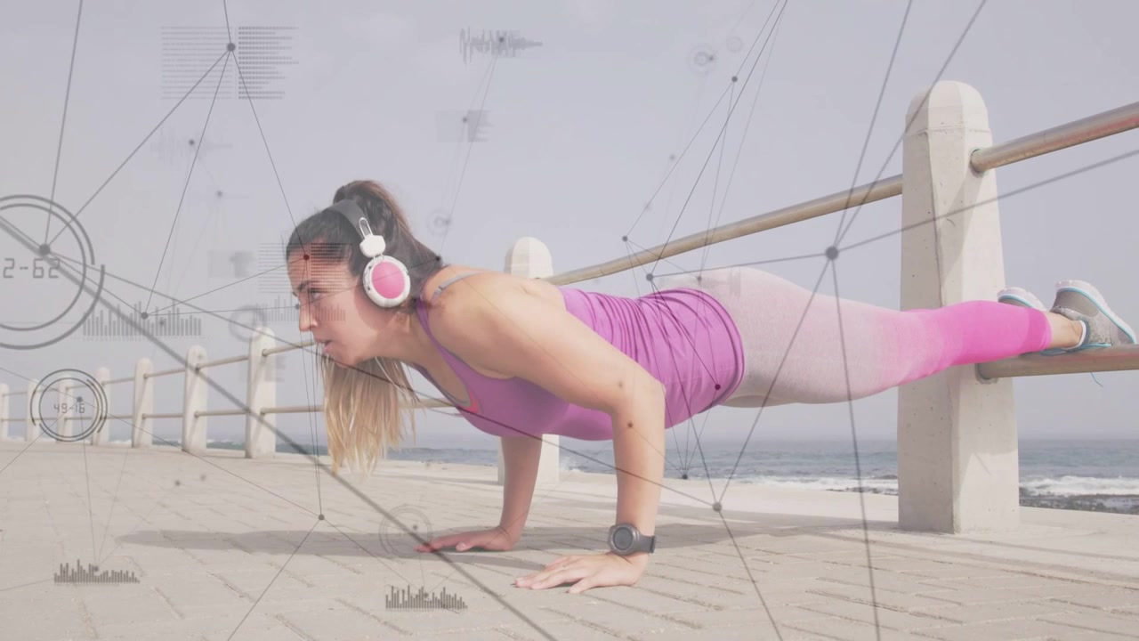 Mulher fazendo flexões declinadas em um calçadão, rastreador iniciando, HUD monitorando repetições para fitness.