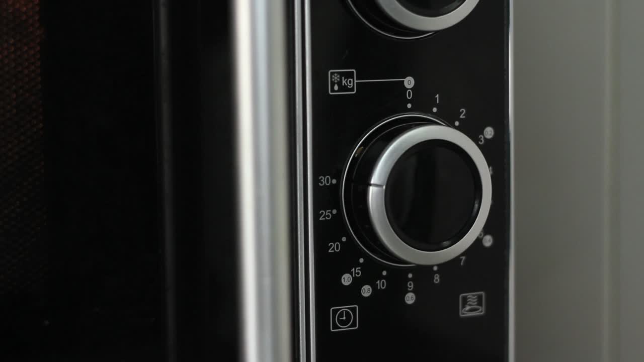 configurando el temporizador de microondas a treinta minutos y dejándolo funcionar - disparo en ángulo cerrado