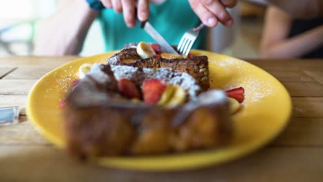 Zeitlupenaufnahme-Eines-Mannes,-Der-Frenchtoast-Anschneidet