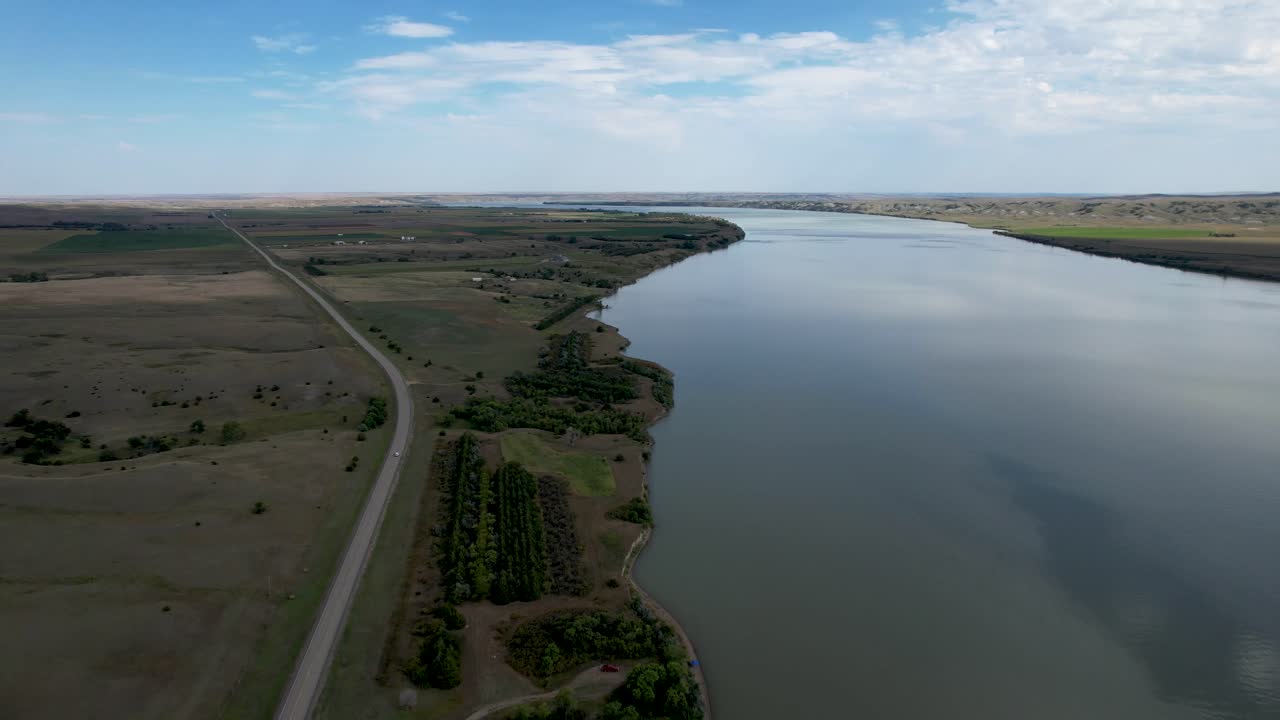 Perspectiva aérea del río Misuri en Dakota del Sur con una carretera a un lado.