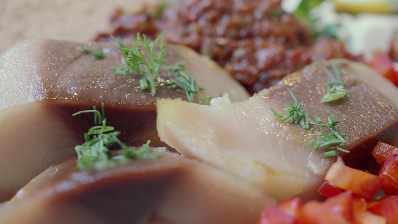Gemarineerde visfilets gegarneerd met dille en rode peper
