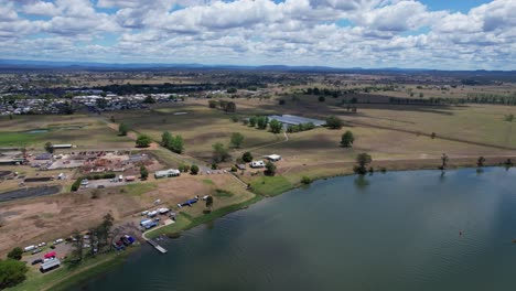 Grafton-City-Am-Ufer-Des-Clarence-River-Mit-Blick-Auf-Den-Jacaranda-Park-Und-Die-Violetten-Jacaranda-Bäume