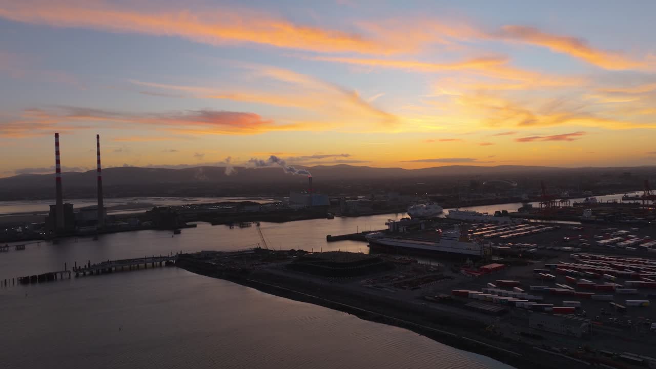 4K-elokuvamainen drone-kuvamateriaali, joka esittelee Dublinin satamaa henkeäsalpaavan kultaisen tunnin auringonlaskun aikaan_26