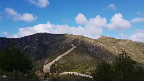 Zeitraffer-Berge-Und-Wolken,-Die-Mit-Hoher-Geschwindigkeit-über-Den-Himmel-Ziehen