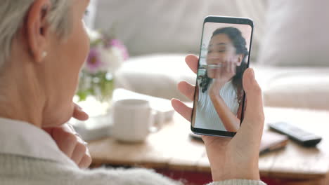 videollamada, teléfono y familia con una mujer