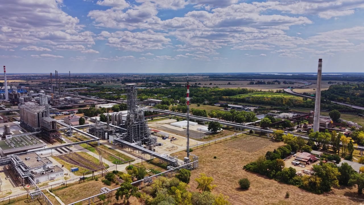 Impianto di produzione di benzina in un'area rurale con strutture industriali