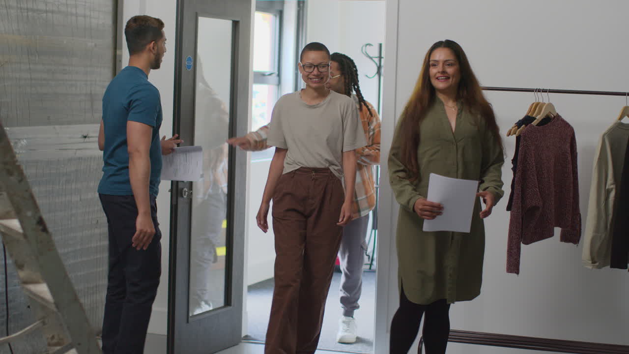 actores que se reúnen con la directora y el equipo en el set de rodaje de una película o un video en el estudio 5