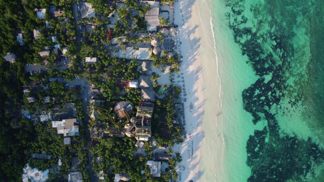vista superior aérea de un resort a lo largo de una hermosa playa de akiin, tulum, méxico