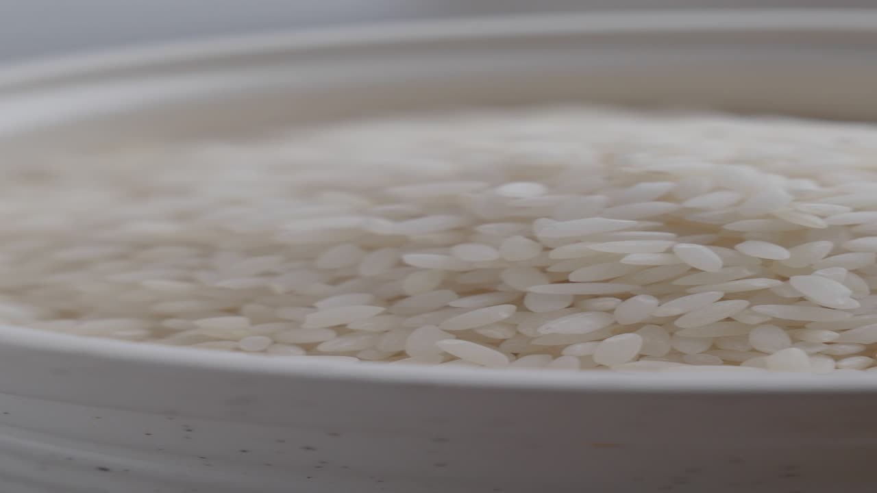 arroz blanco sin cocinar en un cuenco