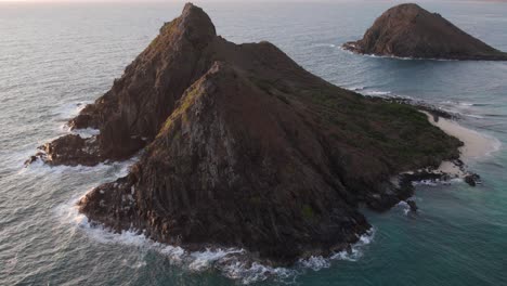 Isla-Mokulua-En-La-Costa-Kailua-De-Oahu-Durante-La-Puesta-De-Sol-En-Hawaii---Toma-Aérea