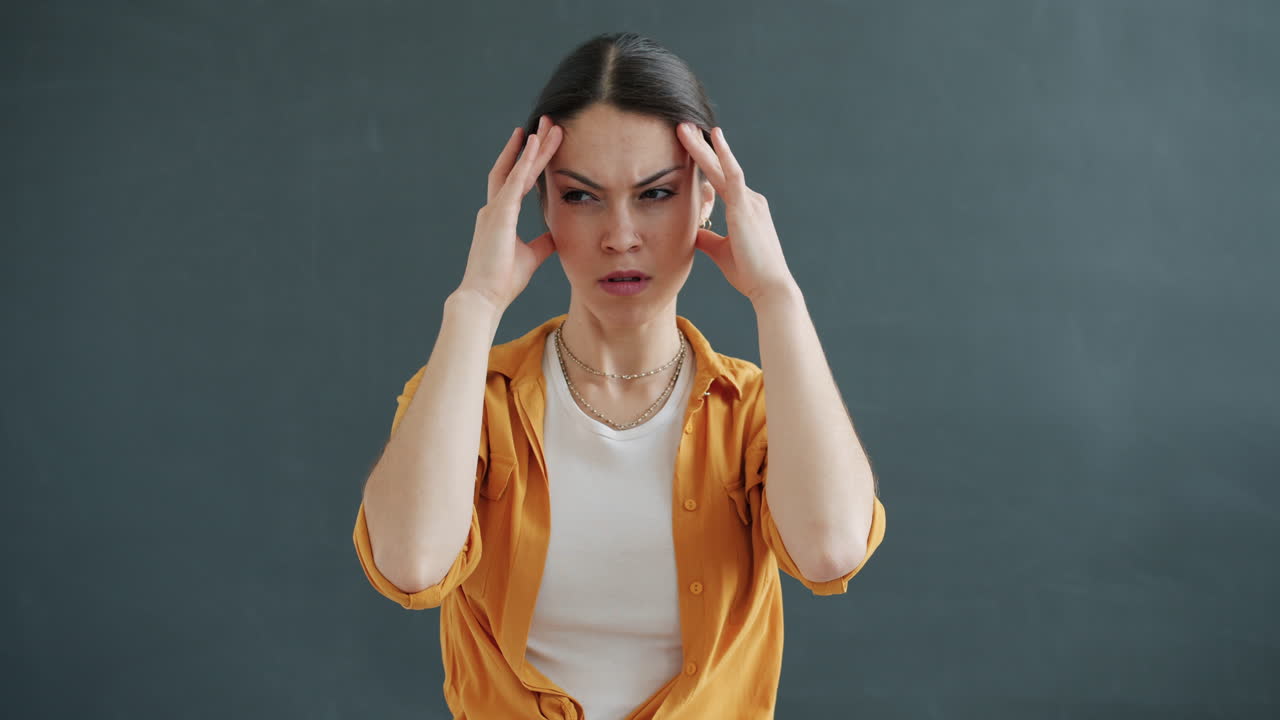 Donna che avverte mal di testa