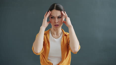 mujer con dolor de cabeza