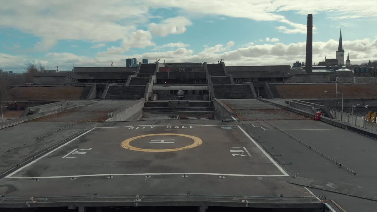 заброшенная ратуша с вертолетной площадкой - взгляд с воздуха