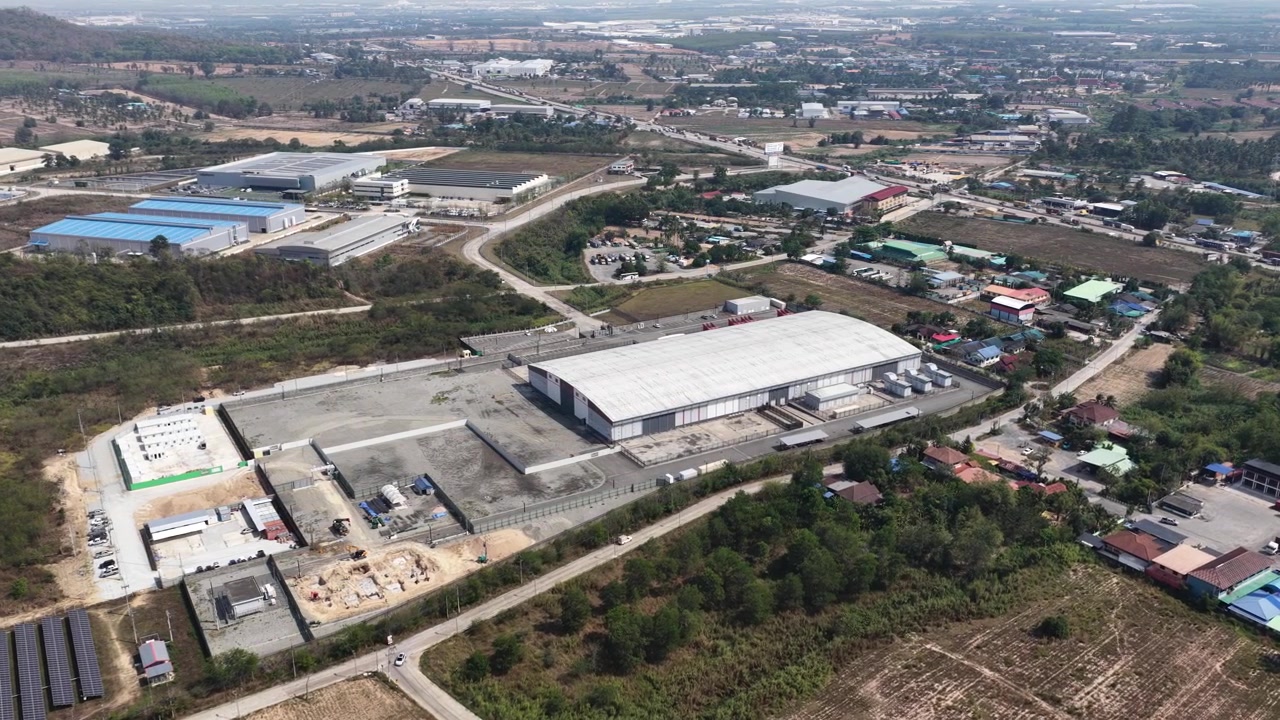 Veduta aerea con drone di un Data Center in Thailandia, che mostra un data center multi-tenant di livello III con colocation, cloud, infrastruttura ibrida, energia solare, raffreddamento ad alta densità e operazioni digitali sicure.