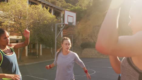 Equipo-Diverso-De-Baloncesto-Femenino-Vistiendo-Ropa-Deportiva,-Estirándose