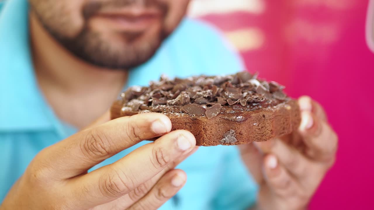 hombre comiendo pastel de chocolate