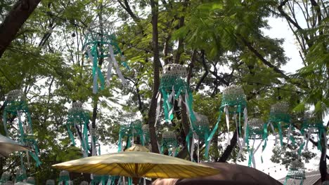 Impresionante-Paisaje-En-El-Mercado-Tailandés-Con-Linternas-Y-Sombrillas.