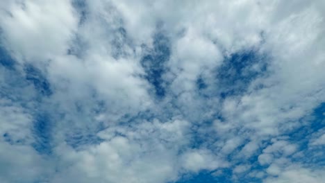 las nubes se mueven en el cielo azul.