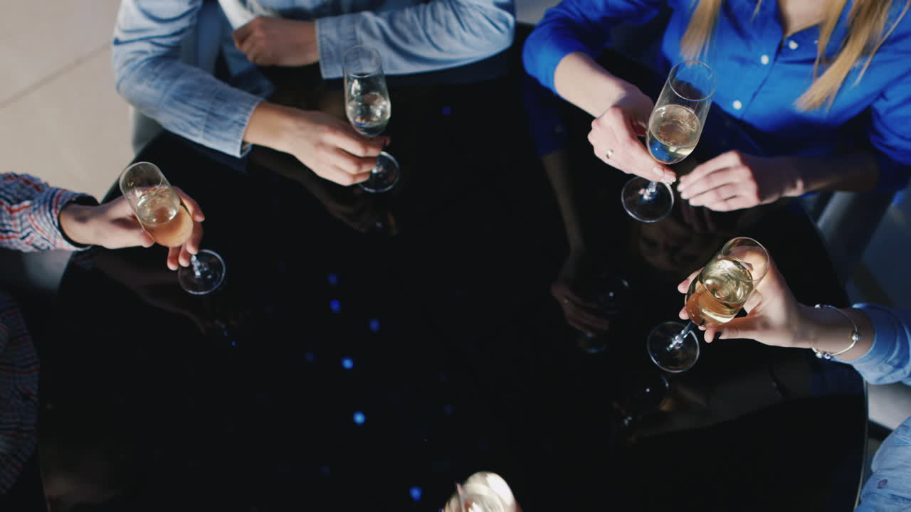 un grupo de jóvenes se divierten en una mesa en el club 9