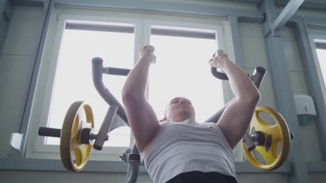 Hombre-Atlético-Fuerte-Haciendo-Entrenamiento-De-Fuerza-Para-Sus-Brazos-En-El-Gimnasio