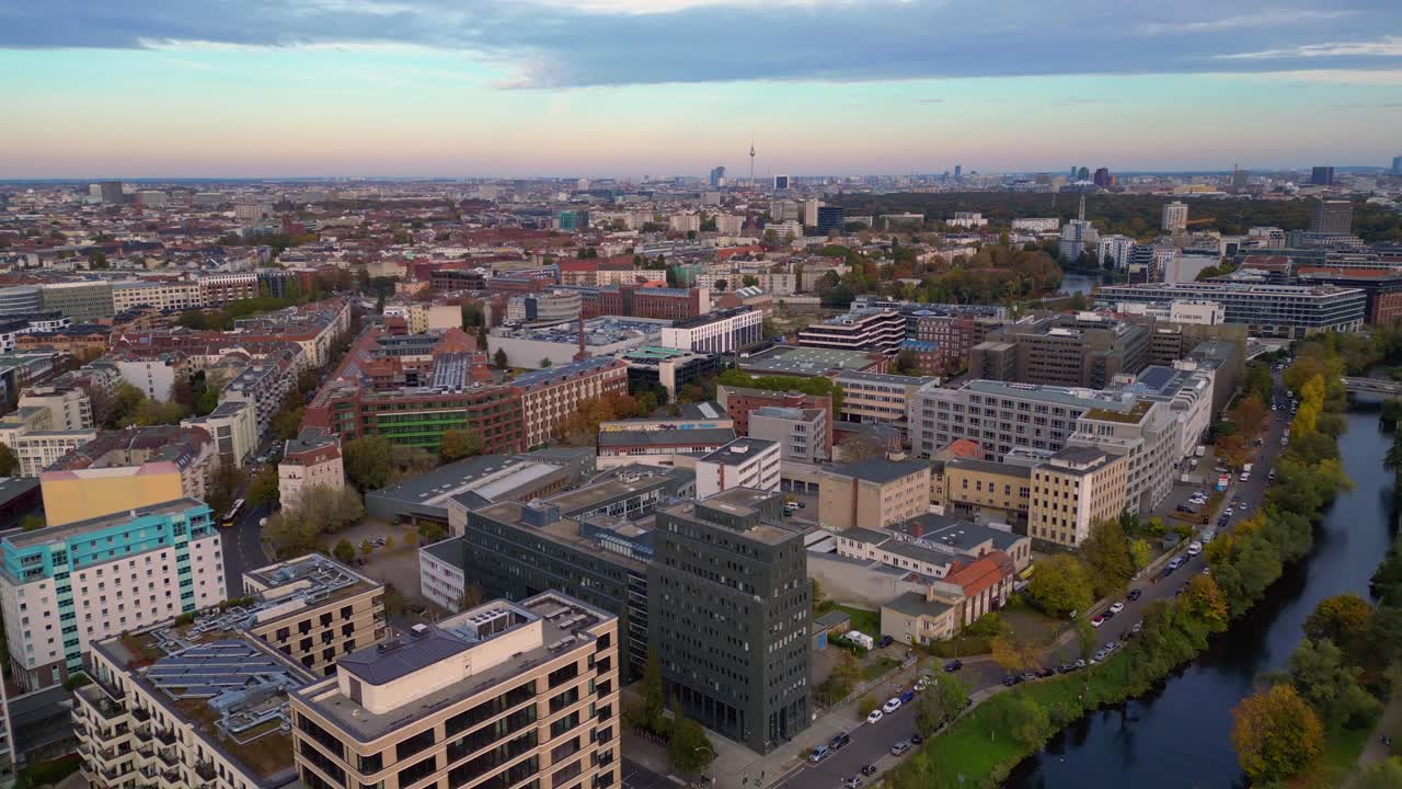 Urban skyline af bilforhandler i Charlottenburg, by på Spree i Berlin, der viser en pulserende by og flod ved daggry. Flot luftfoto, overflyvning med drone