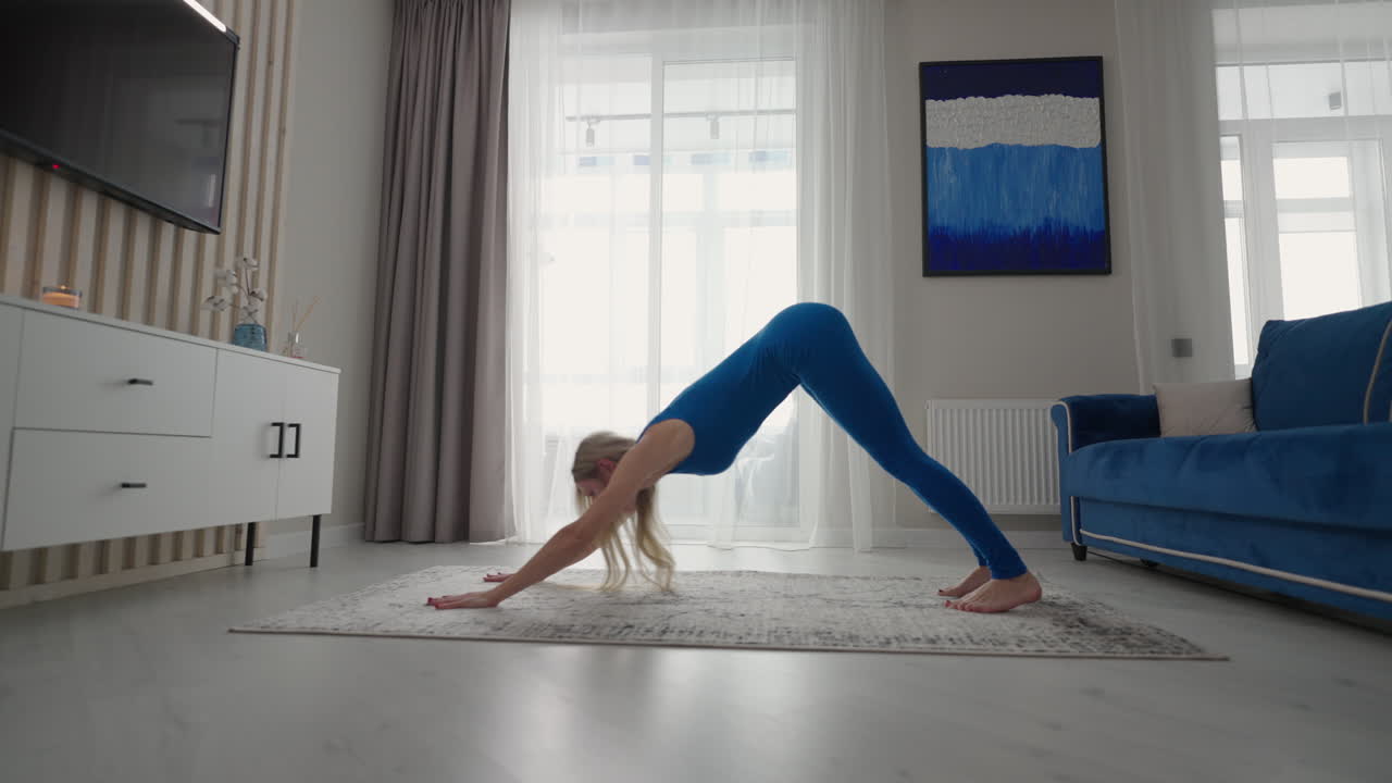 mujer en ropa deportiva haciendo ejercicio quemando grasas calorías entrenamiento de fuerza practicando esfuerzo fitness doméstico mujeres aeróbicos deporte en forma en casa