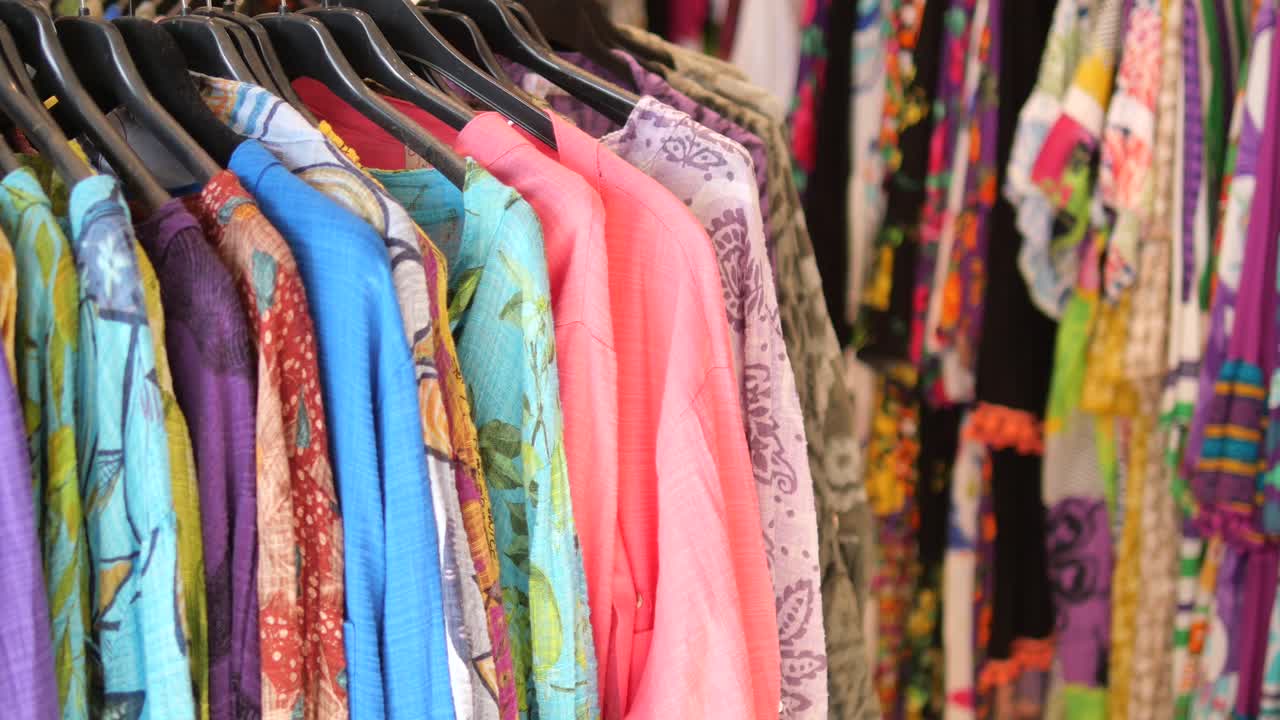 옷 가게 의 거 에 있는 다채로운 셔츠