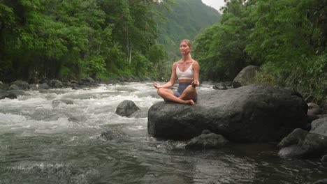 Joven-Viajera-Al-Aire-Libre-En-La-Naturaleza-Sonidos-Relajantes,-Fácil-Pose-De-Yoga-En-La-Roca